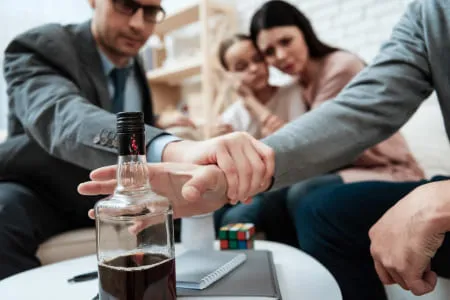 Как помочь алкоголику начать лечение