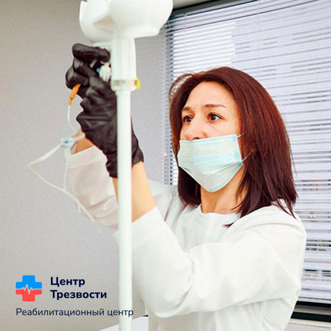 Врач готовит капельницу
