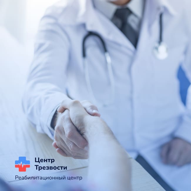 Врач держит руку пациента