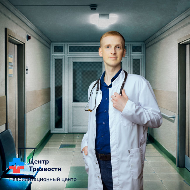 Врач-токсиколог стоит на фоне коридора больницы